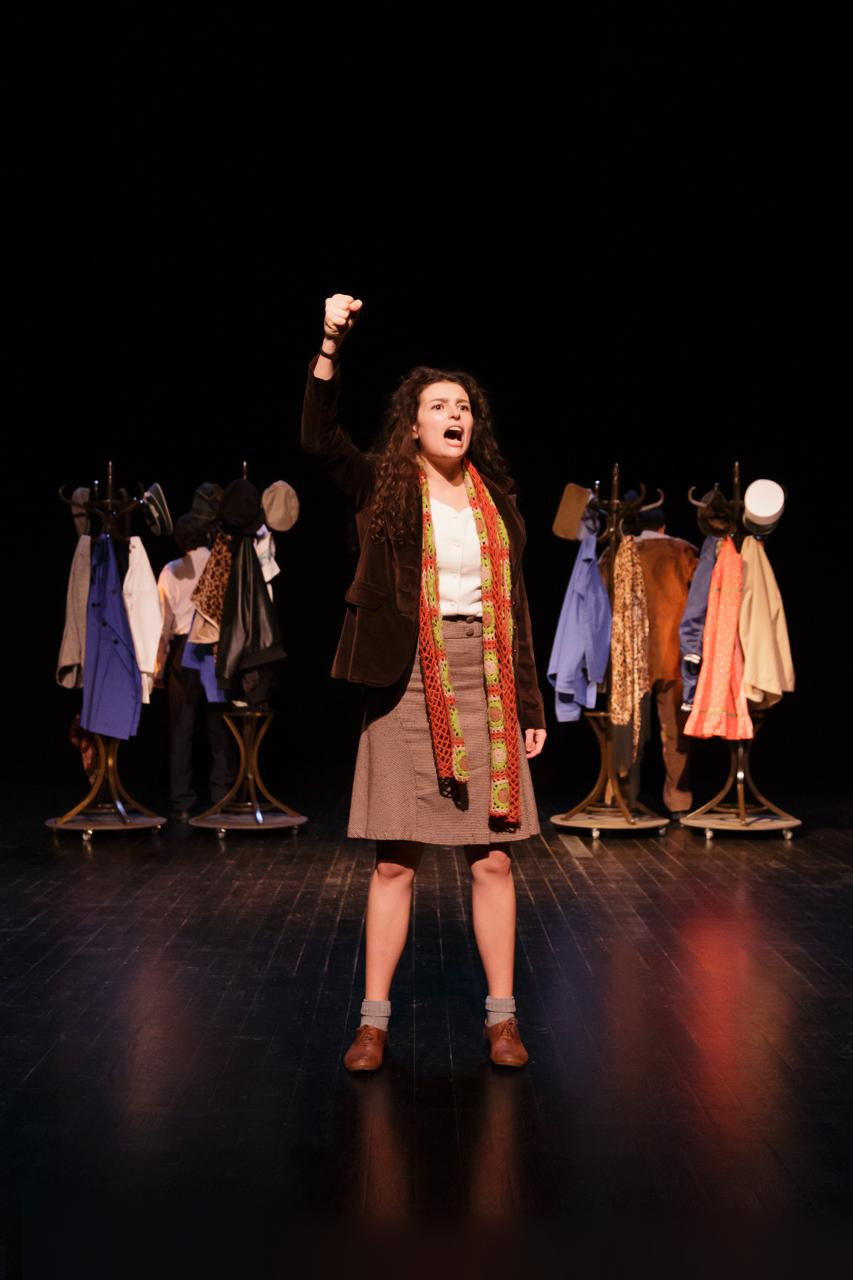 Une comédienne lève le poing comme dans mai 68, création lumière de Jérôme Baudouin, créateur lumière en danse, théâtre et spectacle vivant